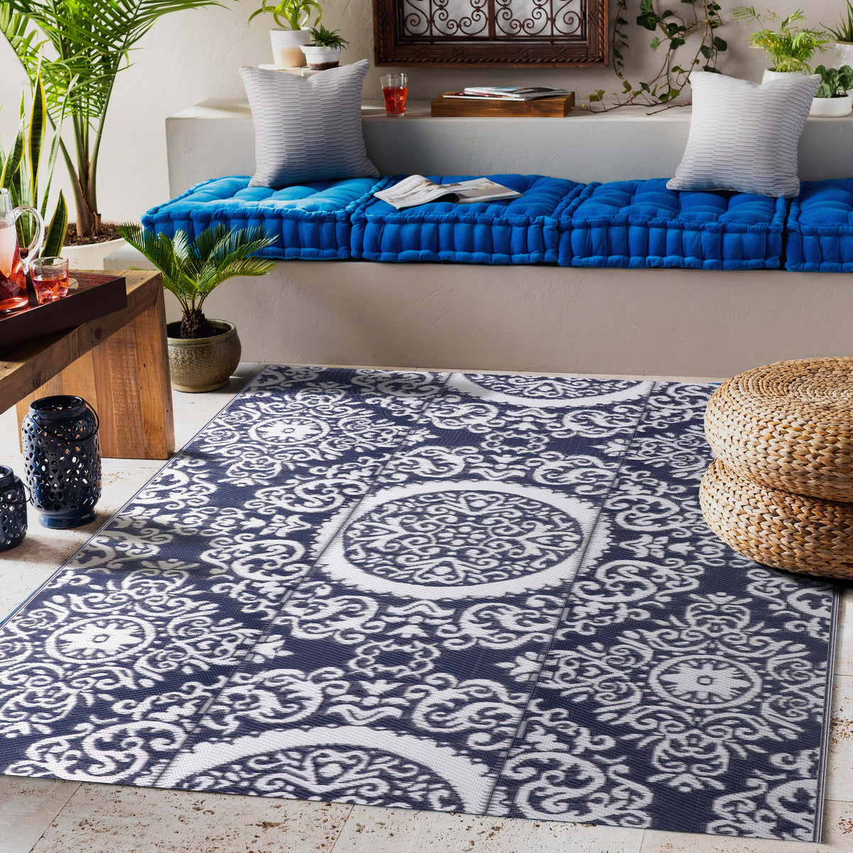 Blue and White 5 ft x 7 ft Outdoor Rug U188124