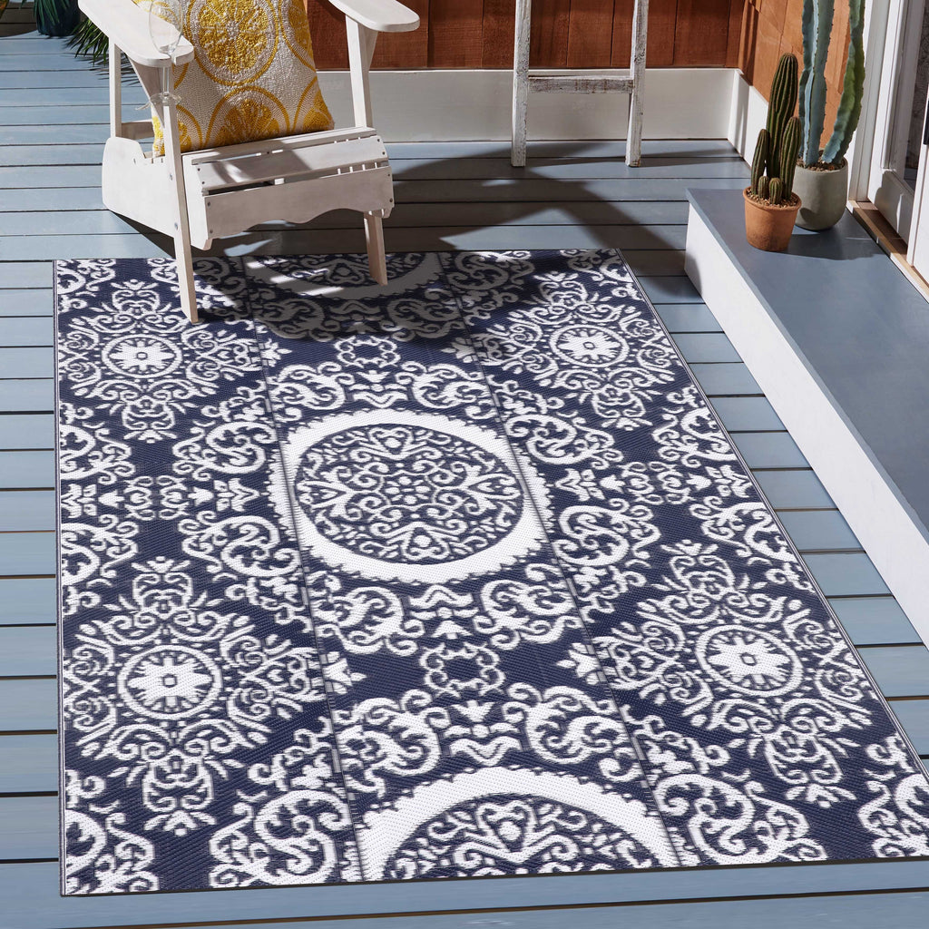 Blue and White 5 ft x 7 ft Outdoor Rug U188124