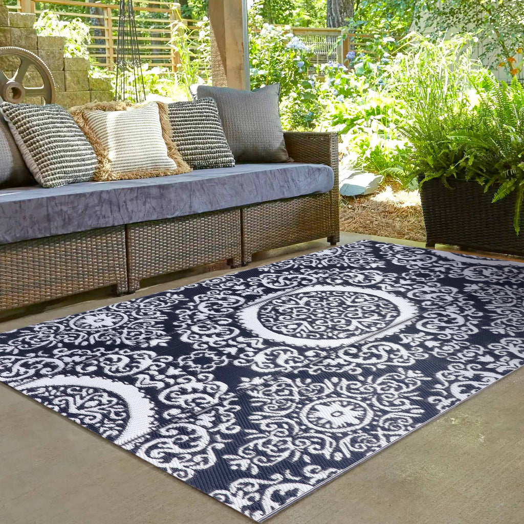 Blue and White 5 ft x 7 ft Outdoor Rug U188124