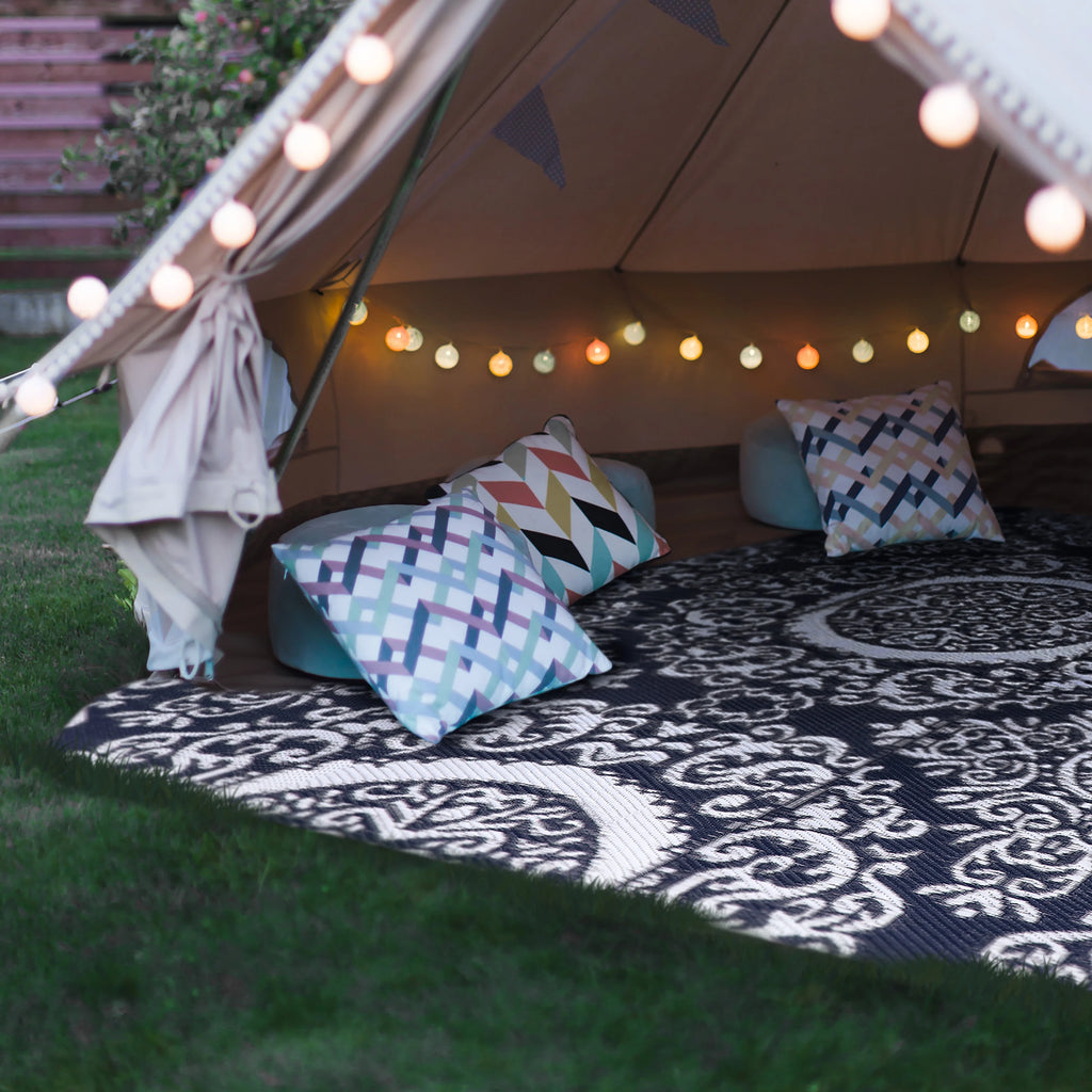 Blue and White 5 ft x 7 ft Outdoor Rug U188124